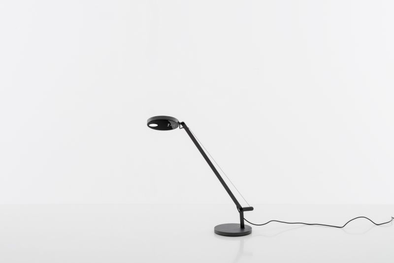 Schwarze Artemide Demetra Micro Tischleuchte: Moderne LED-Tischlampe mit verstellbarem Arm für Büro und Zuhause.